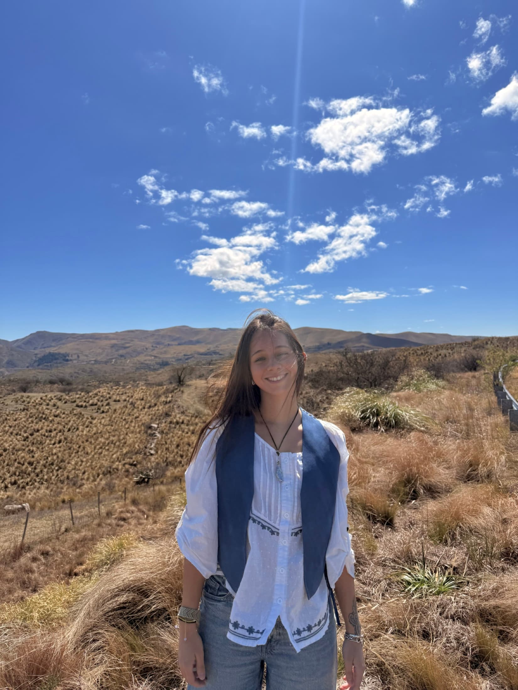 Modelo vistiendo una pieza Cuero Viejo en las sierras de Córdoba