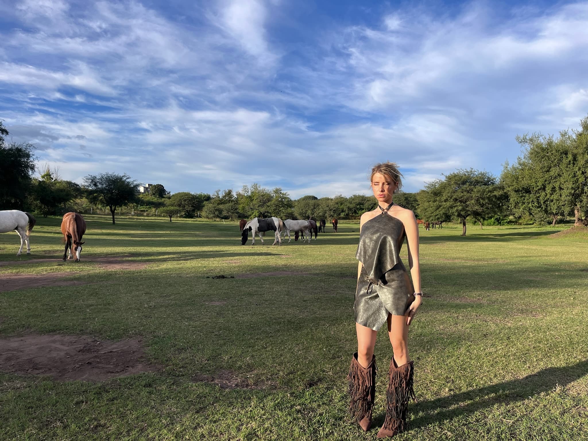 Modelo vistiendo una pieza Cuero Viejo en una campaña de campo