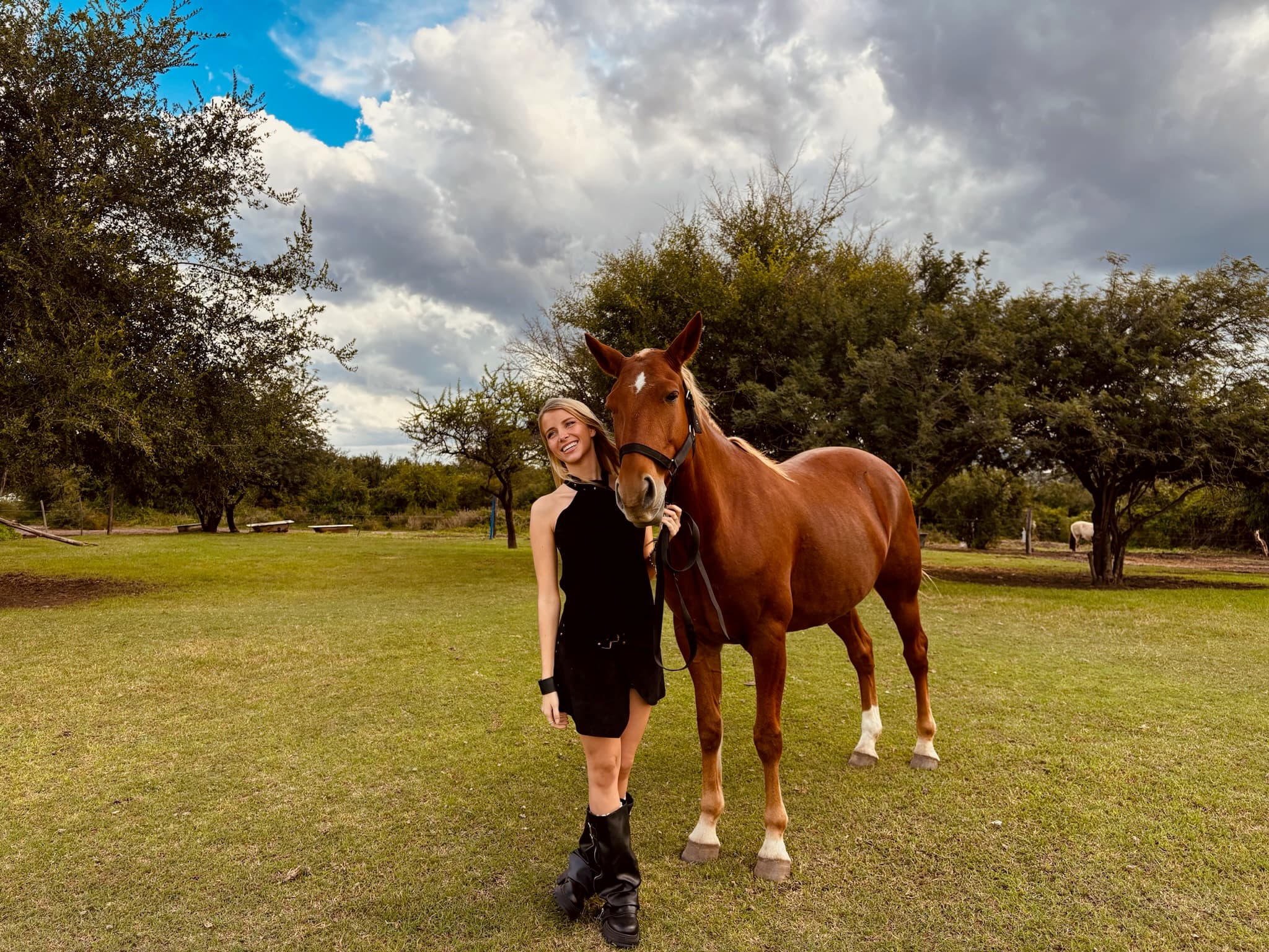 Modelo vistiendo una pieza Cuero Viejo junto a un caballo en el campo