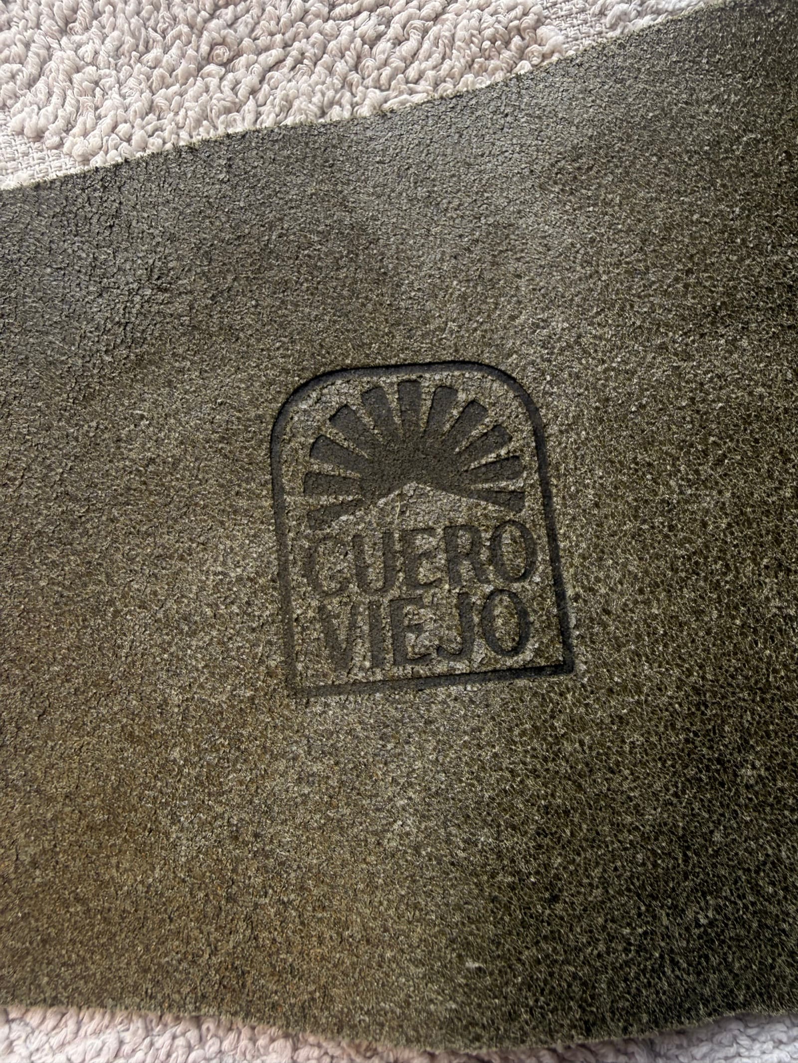 Sello Cuero Viejo aplicado sobre cuero genuino